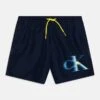 Calvin Klein Swimwear MEDIUM DRAWSTRING GRAPHIC - Badeshorts - Navy Iris -Badebekleidungsgeschäft 7a2fb2d0290b4189bbb25c623b498148