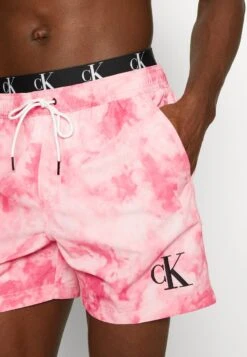 Calvin Klein Swimwear MEDIUM DOUBLE WB - Badeshorts - Tie Dye Pink -Badebekleidungsgeschäft bbb6c78755f84fe4b3cc81f9caac9498